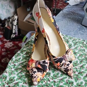 Floral kitten heels!!